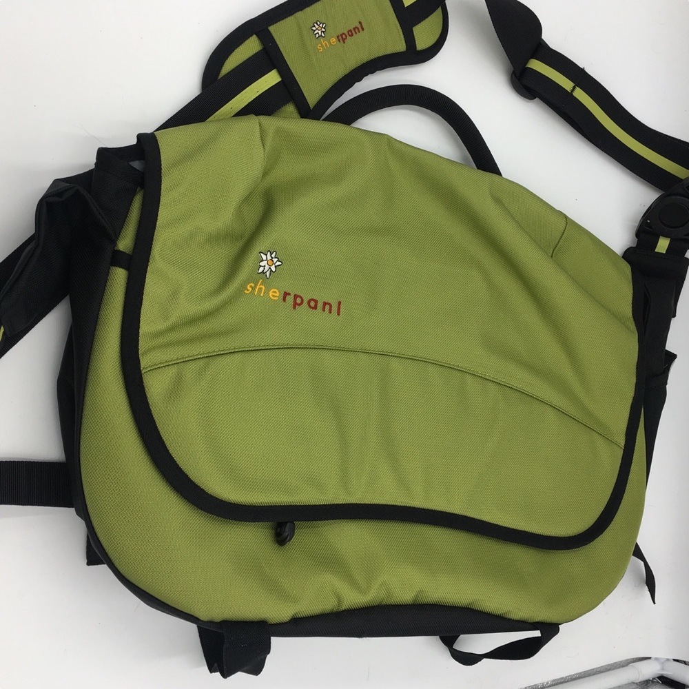 Sherpani Flora Messenger Bag. EUC.